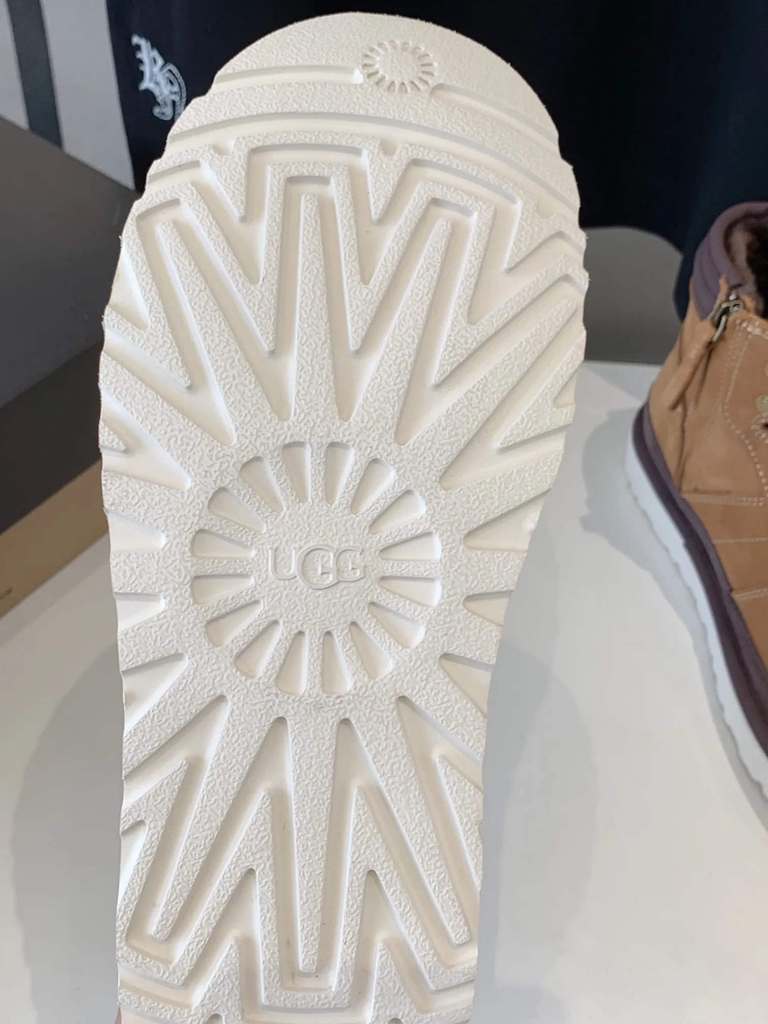 💰 [UGG] P: 660💰 Men's model. Size: 39-44 𝐔gg 1122170 Side zipper Highlander men's shoes. Men's sheepskin lining imported from Australia. The sole is light wing technology outsole. The upper foot is very comfortable. Men's snow boots are ok for husband and dad. High-end atmosphere. Available in three colors: maroon, dark brown, olive green.